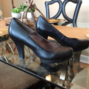Sofft black leather pumps